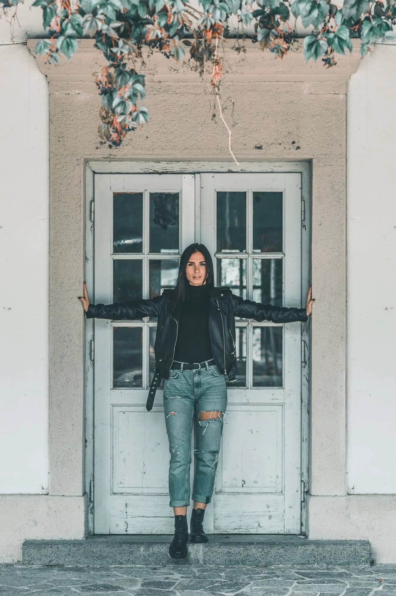 Lisa in posa contro i muri in pietra delle rovine di Leuchtenburg