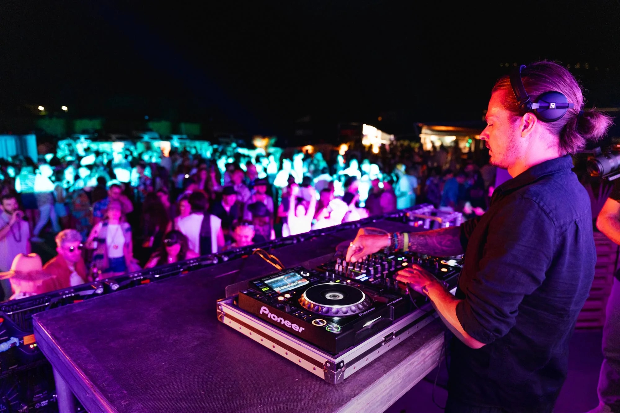 Ospiti della festa aziendale Rothoblaas a tema Coachella