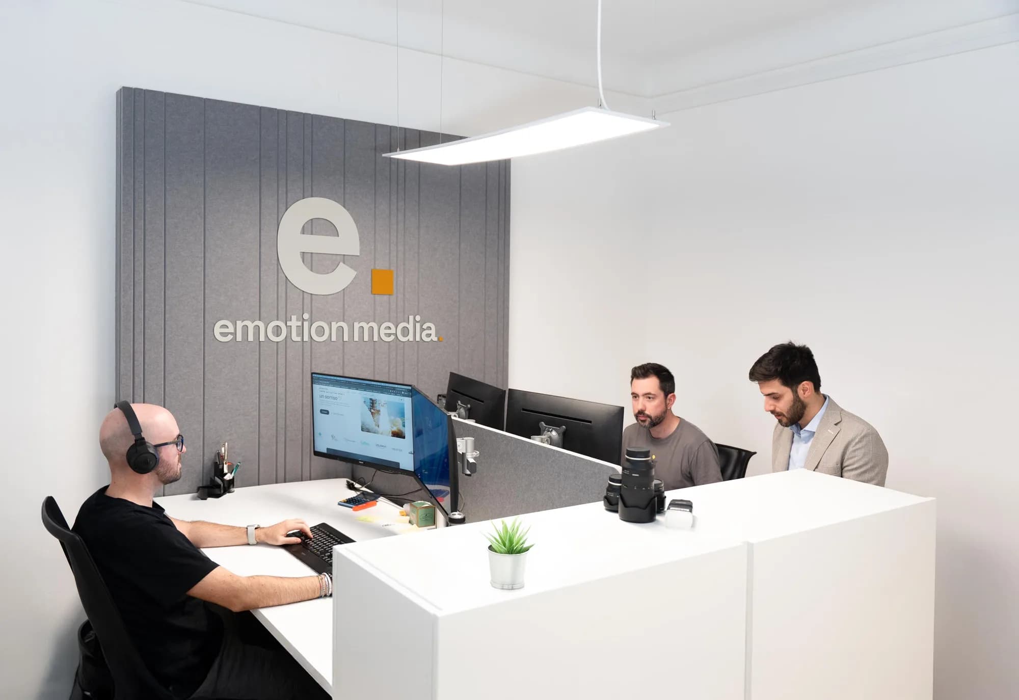 Il team Emotion Media al lavoro in ufficio